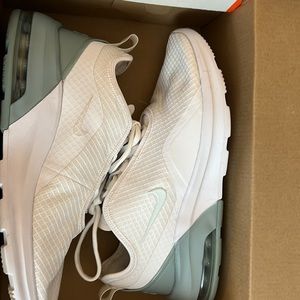 Women’s NIKE AIR MAX MOTION 2 size 7